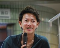 佐藤健、被災地熊本にサプライズ慰問で学生にプレゼントを贈る