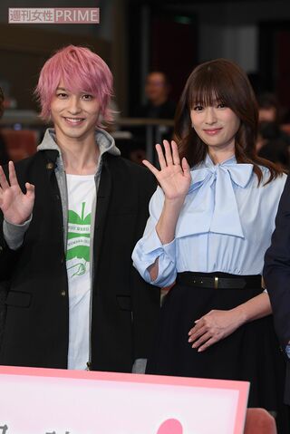ドラマ『初めて恋をした日に読む話』完成披露試写会での横浜流星（写真左）と深田恭子（'19年1月）
