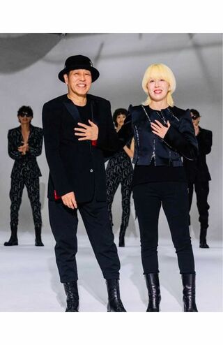 デザイナー・山地正倫周氏と妻でパートナーのりえこ氏。NYコレクション2025春夏フィナーレで（公式インスタ@rynshu1217より）　