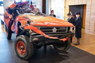 東日本大震災津波伝承館（いわてTSU NAMIメモリアル）では被災した消防車などをご覧になった両陛下　撮影／JMPA