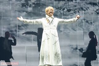 登場時にはビジューのマスクをつけて。慎吾ちゃんの神がかった美しさに大きな歓声が