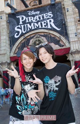 東京ディズニーシーの入り口付近には、海賊旗をモチーフにしたクールな装飾が、どどんと登場！　撮影／伊藤和幸　(c)Disney