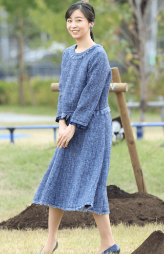 川崎市で開催された「全国都市緑化祭」の式典で、記念植樹を行った（2024年11月1日）