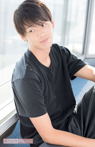 2017年8月15日号より未掲載カット。『過保護のカホコ』（日本テレビ系）の画家志望の大学生・麦野初役のツンデレ演技で、日本中の女性を虜に♪　「戸惑いもありましたが、ある意味、自由に動けるし難しいけどやりがいもある。これをちゃんと演じ切ることができたら、俳優としてさらに成長できるなって強く感じました」