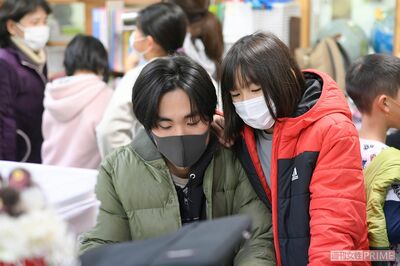 出入り自由な職員室には子どもたちが集まり、にぎやか。卒業生の禰津匡人さん（左）は和歌山校の教員に（撮影／渡邉智裕）