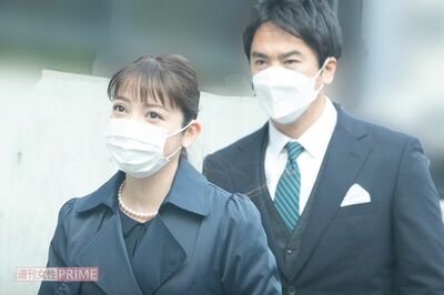 都内私立小学校の入学式にやってきた中山エミリと飯沼誠司（2022年）