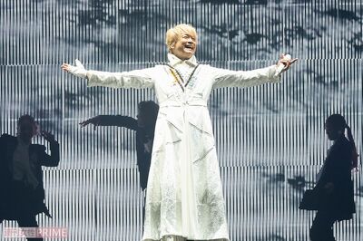 登場時にはビジューのマスクをつけて。慎吾ちゃんの神がかった美しさに大きな歓声が