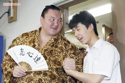 2017年、大相撲名古屋場所を観戦した藤井聡太は白鵬と握手