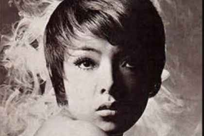 『夜と朝のあいだに』で歌手デビュー。そのときのキャッチフレーズは“アポロが月から連れてきた少年”