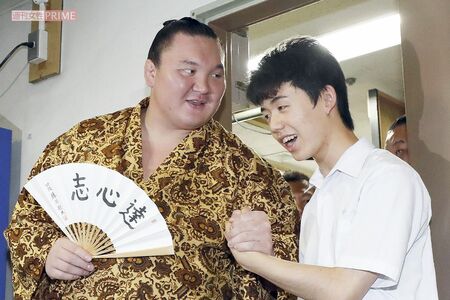 2017年、大相撲名古屋場所を観戦した藤井聡太は白鵬とも握手