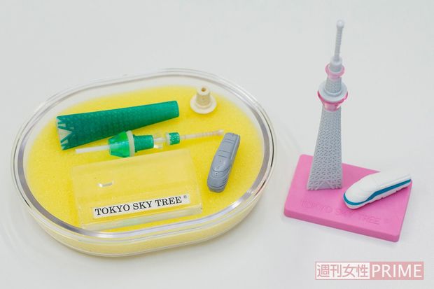 職人が製作するロウ模型（左）は名人芸。消しゴムの出来を左右する