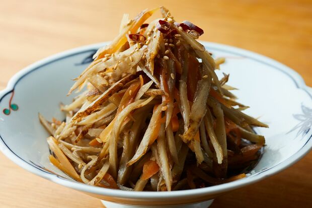 お惣菜屋さんのきんぴら（撮影／鈴木泰介）