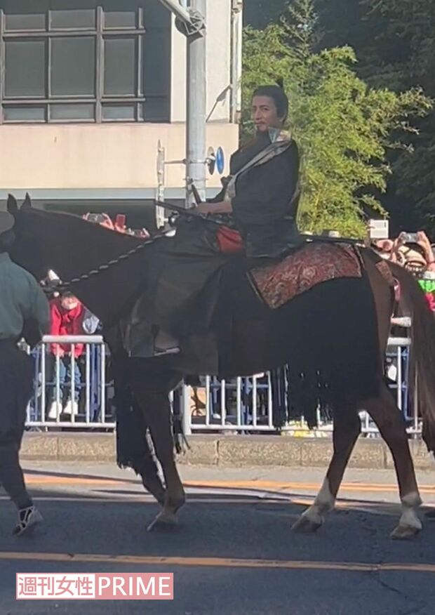 『ぎふ信長まつり』で沿道から見守るファンの呼びかけには、凛々しい表情で応えた木村拓哉