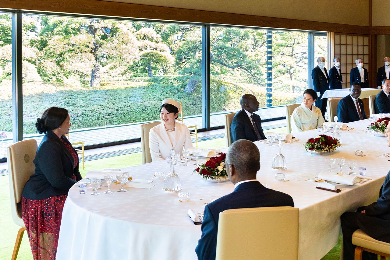 '24年2月、愛子さまはケニア大統領との昼食会にご参加。大統領から「ぜひケニアに」とのお誘いが