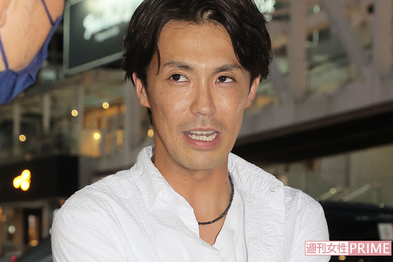 2022年路上ライブ中、週刊女性の直撃取材に応じる清水良太郎さん