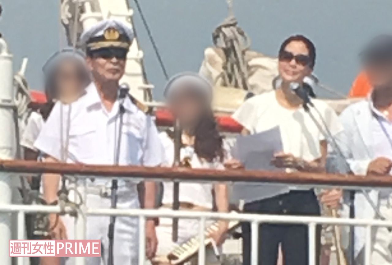 船上から出場者を見送るタモリ。右は大会の司会を務めた内田恭子。ちなみに出場者のドレスコードは毎年サングラスだ