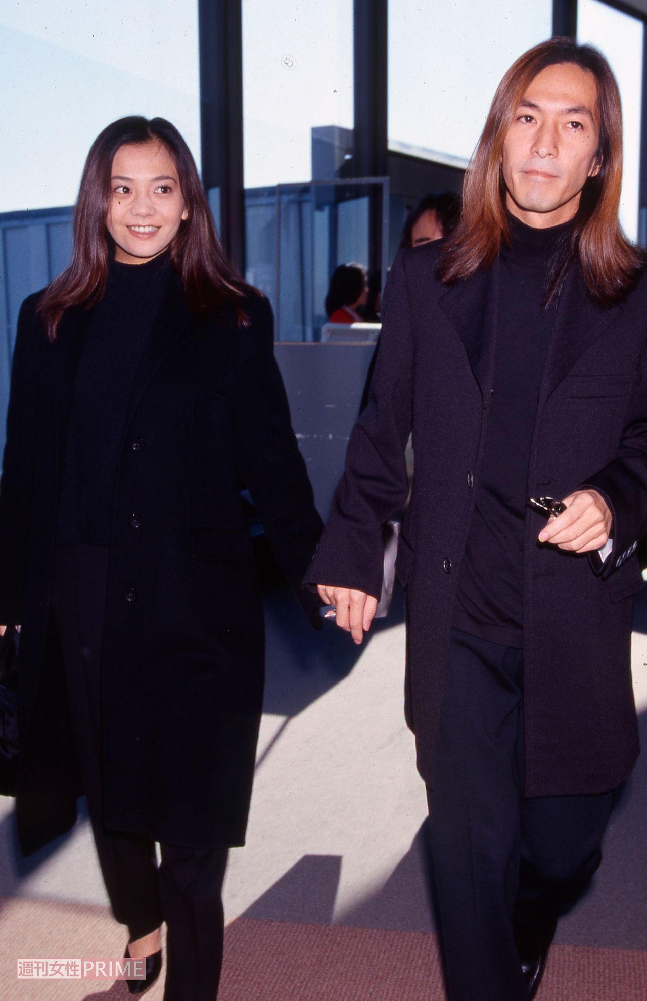 '97年、報道陣の前で堂々としたラブラブぶりをみせた小室哲哉と華原朋美