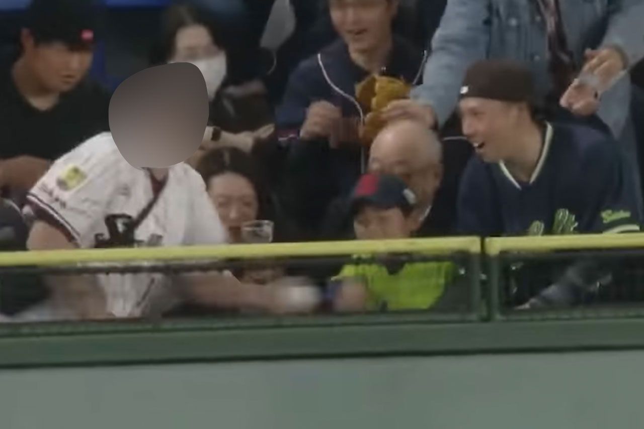 5月2日の「巨人VSヤクルト戦」での騒動の原因となったシーン(『DRAMATIC BASEBALL』チャンネルより)