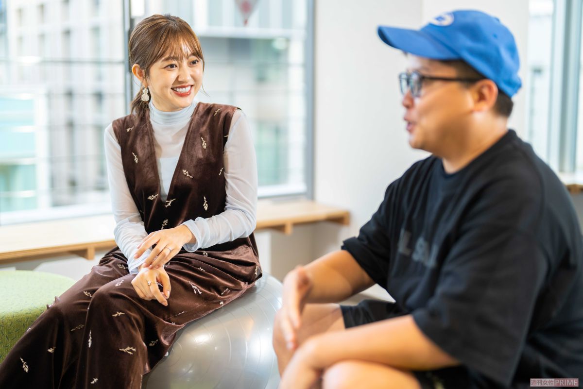 放送作家・澤井直人（右）と菊地亜美　撮影／佐藤靖彦