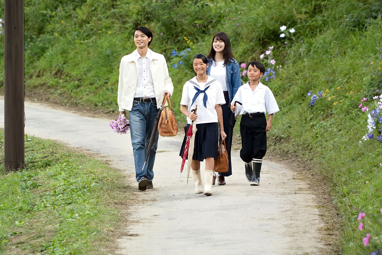 みね子はヒデと久しぶりに故郷に帰省した　(c)NHK