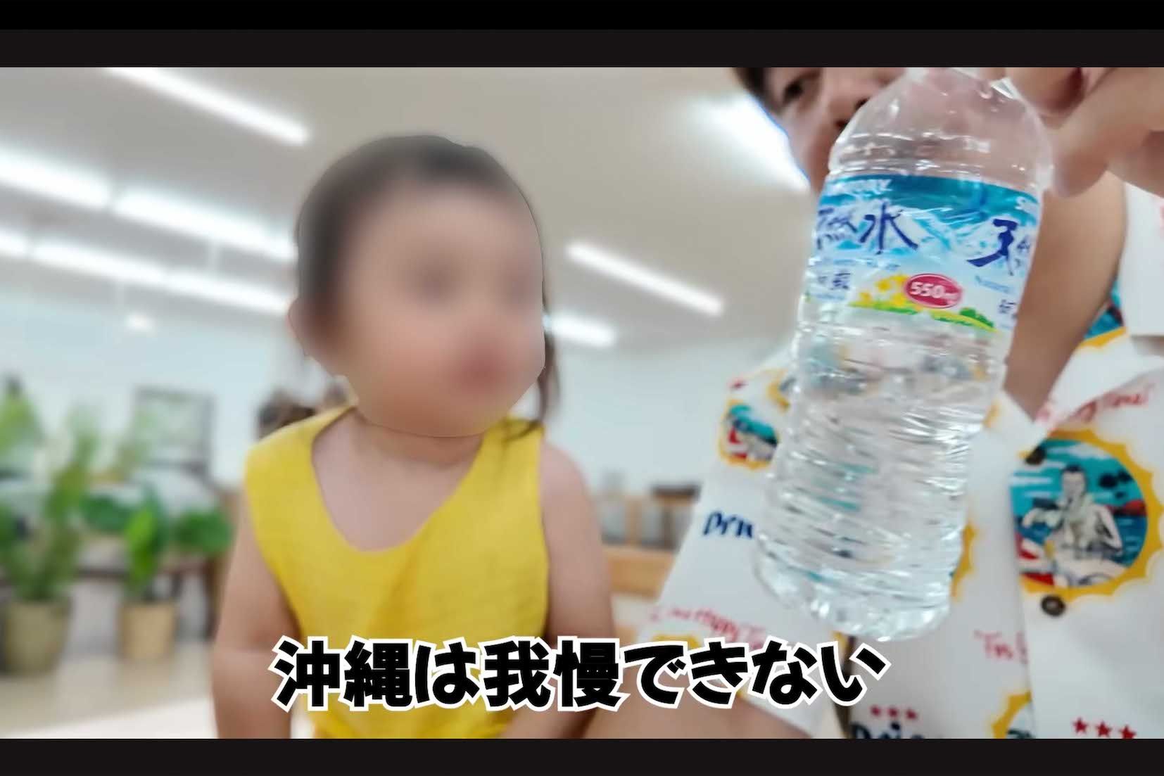 「日中、お酒飲んだら熱中症になりそうで怖いけど、この暑さは飲んじゃうよね」と発言した上でビールらしき飲み物を飲んだ家族系YouTuber『ばつまる夫婦』夫の“ジョニー”ことHIRO（YouTubeチャンネルより、一部編集部で加工）