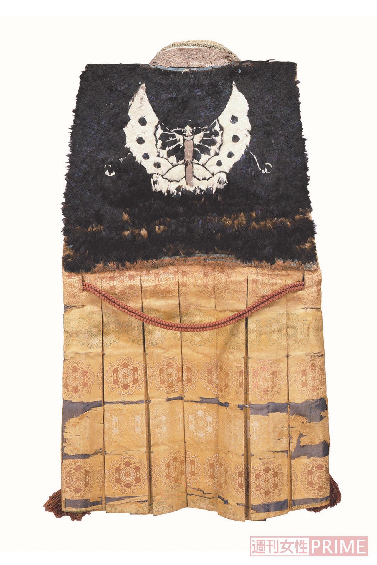 陣羽織 黒鳥毛揚羽蝶模様 織田信長所用（安土桃山時代・16世紀　東京国立博物館蔵）／信長が着用したとされる陣羽織。腰から上の部分は山鳥の毛で覆われ、背中には家紋とされる揚羽蝶の模様。外国趣味だった信長の趣向により、衿や袖には南蛮風の襞が施されている