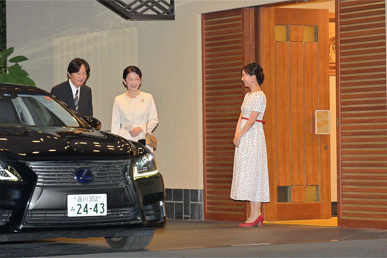 8月18日、パラグアイ公式訪問に出発するご夫妻を、秋篠宮邸で見送る佳子さま