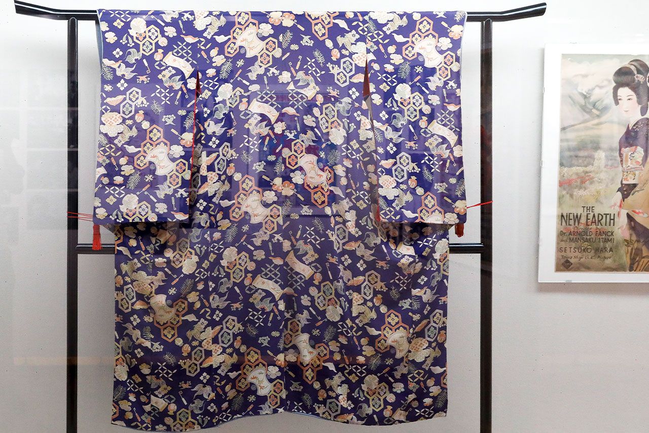 日独合作映画『新しき土』の宣伝のためドイツを訪問したときに着用した振り袖