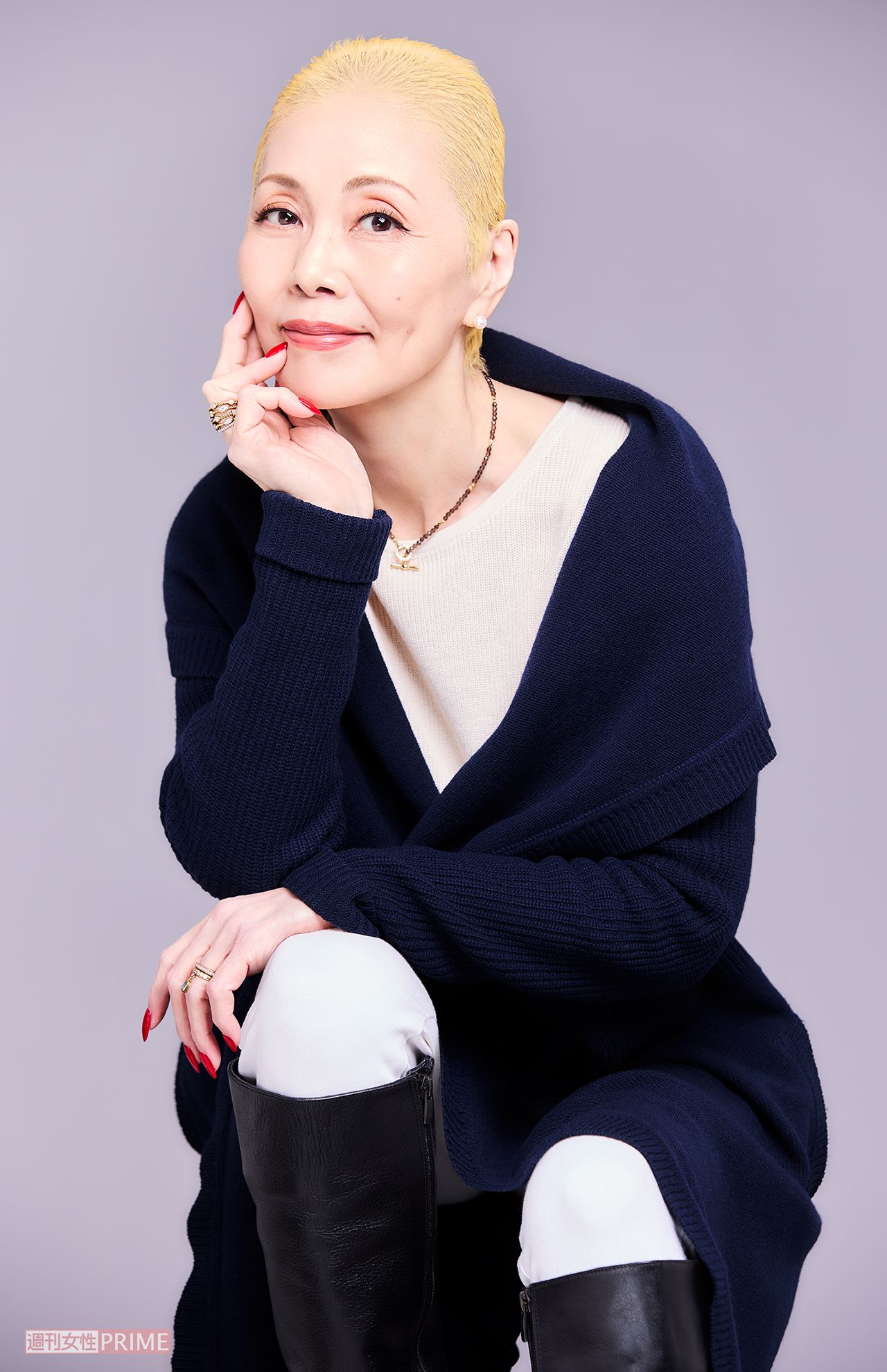 眞弓さんの激動の人生を振り返り、同じように病と闘う人や、人生に悩む人に前向きに生きるヒントを綴った著書『人生、あれかこれか』が発売中。1650円（税込み）　撮影／下村一喜