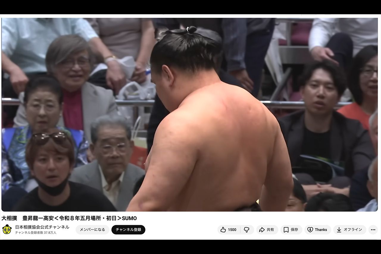 上地雄輔が溜席で観戦している姿が確認できる（日本相撲協会公式チャンネルより）