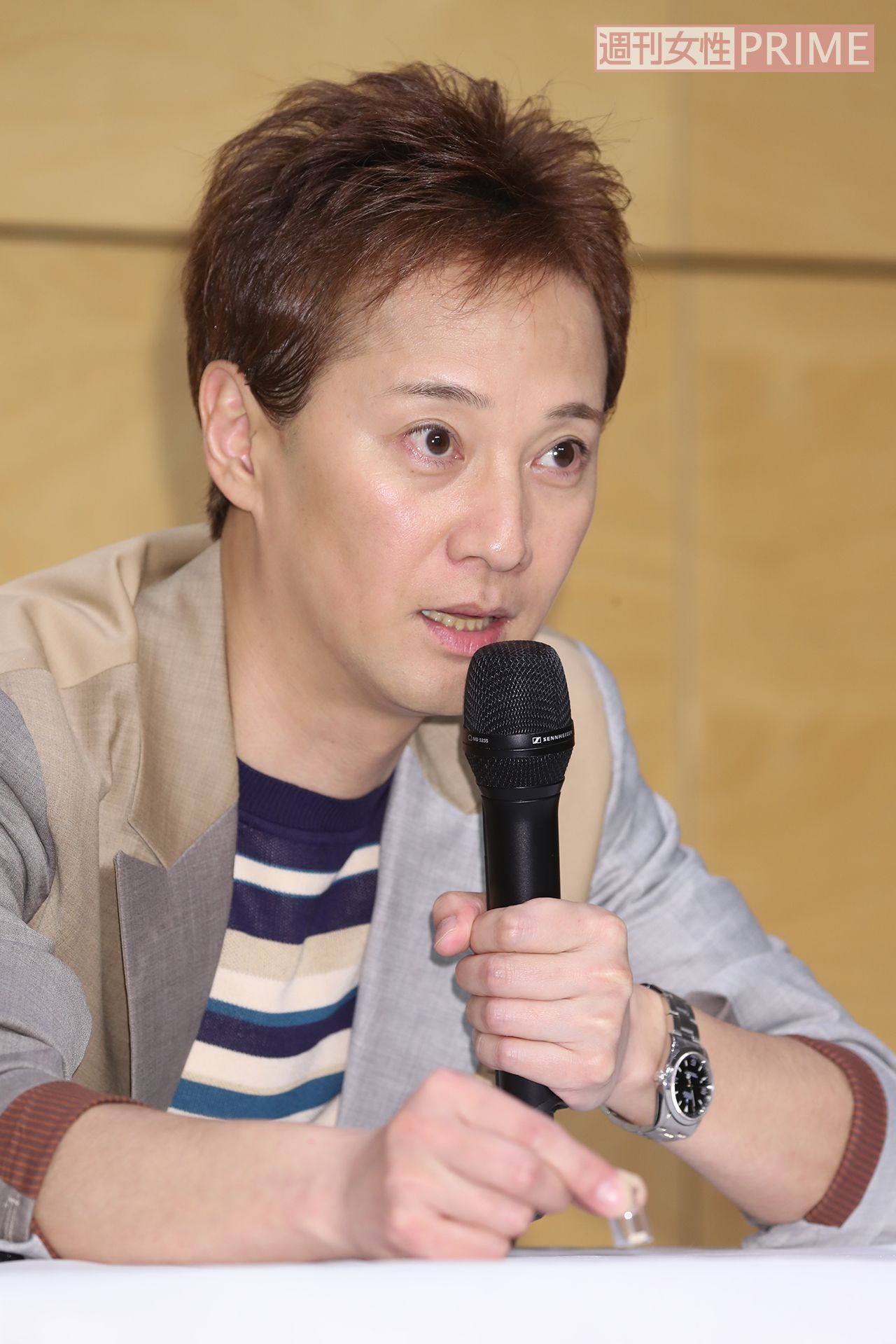 ジャニーさんの遺骨が入った小瓶をテーブルに置く中居正広 ('20年2月)