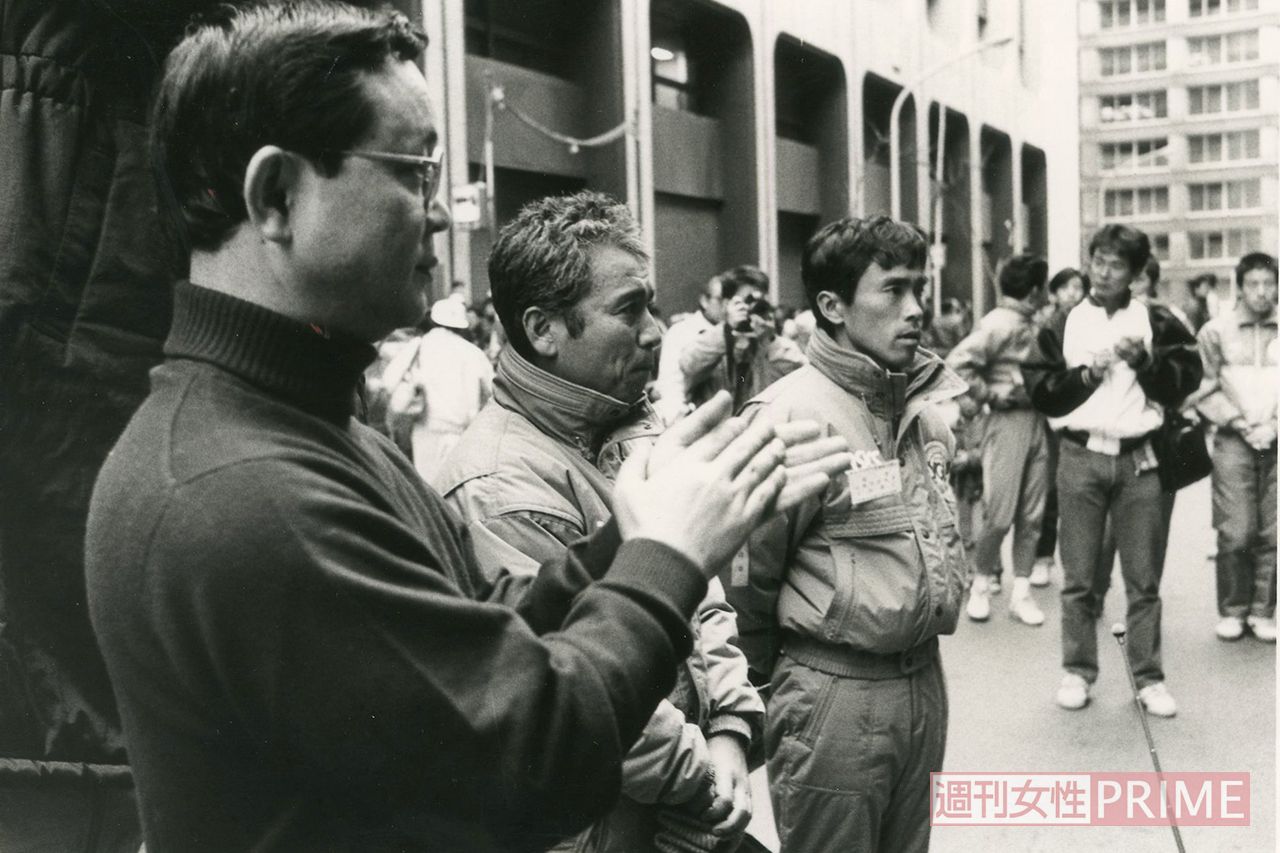 監督として初出場の箱根駅伝で、東京・大手町のゴールで待つ上田さん（左から3人目）と秋山さん（中央）