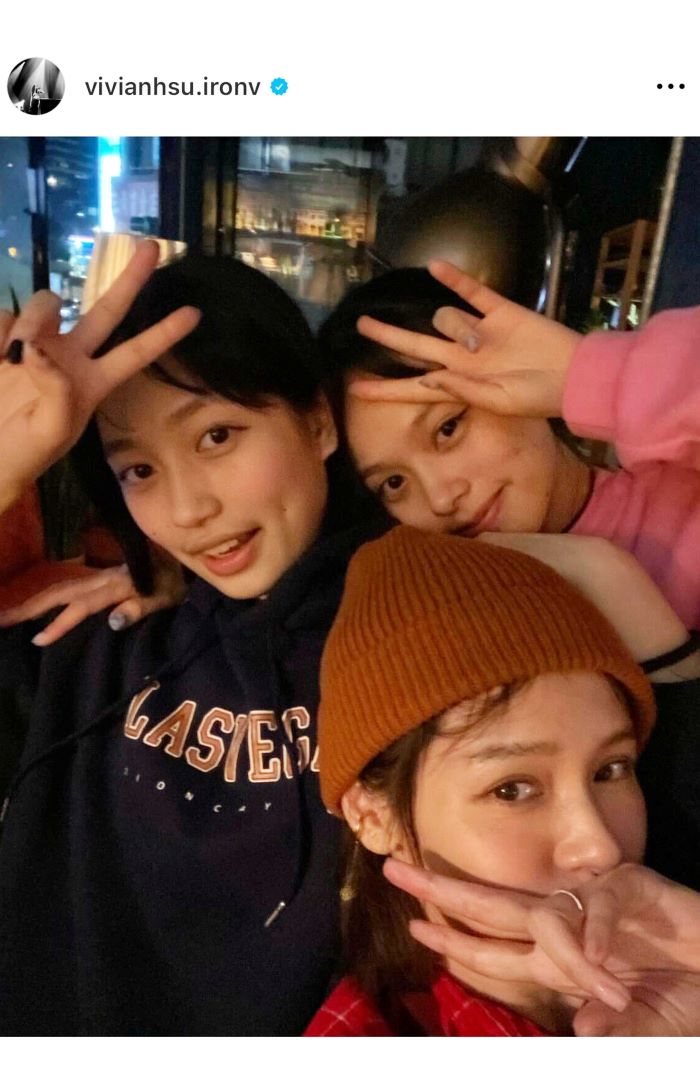 左指には確かに結婚指輪が（ビビアン・スーのインスタグラムより）