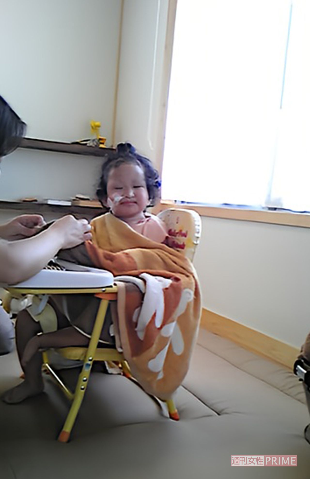 3歳のころ。入退院の合間に発達の訓練に通っていた。音の出る教材に耳を傾けている様子　　撮影／山崎理恵さん