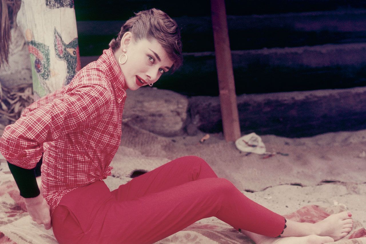 ビーチやバンガローで即興のように自由な姿がカメラに収められた。ミルトン・H・グリーン撮影。