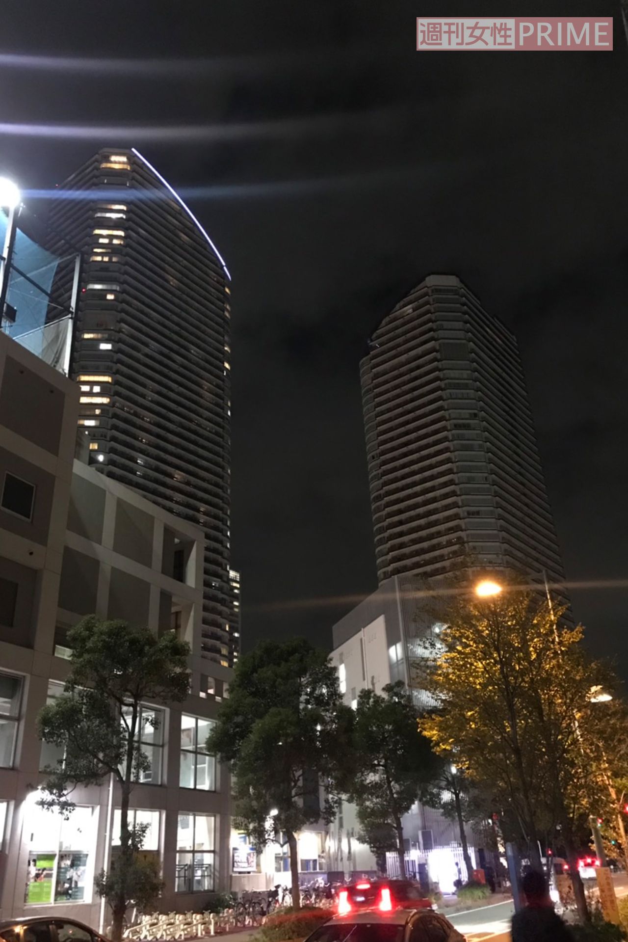 日が沈み、高層ビルやマンションに明かりがともる中、被災したタワマンだけが真っ暗のまま