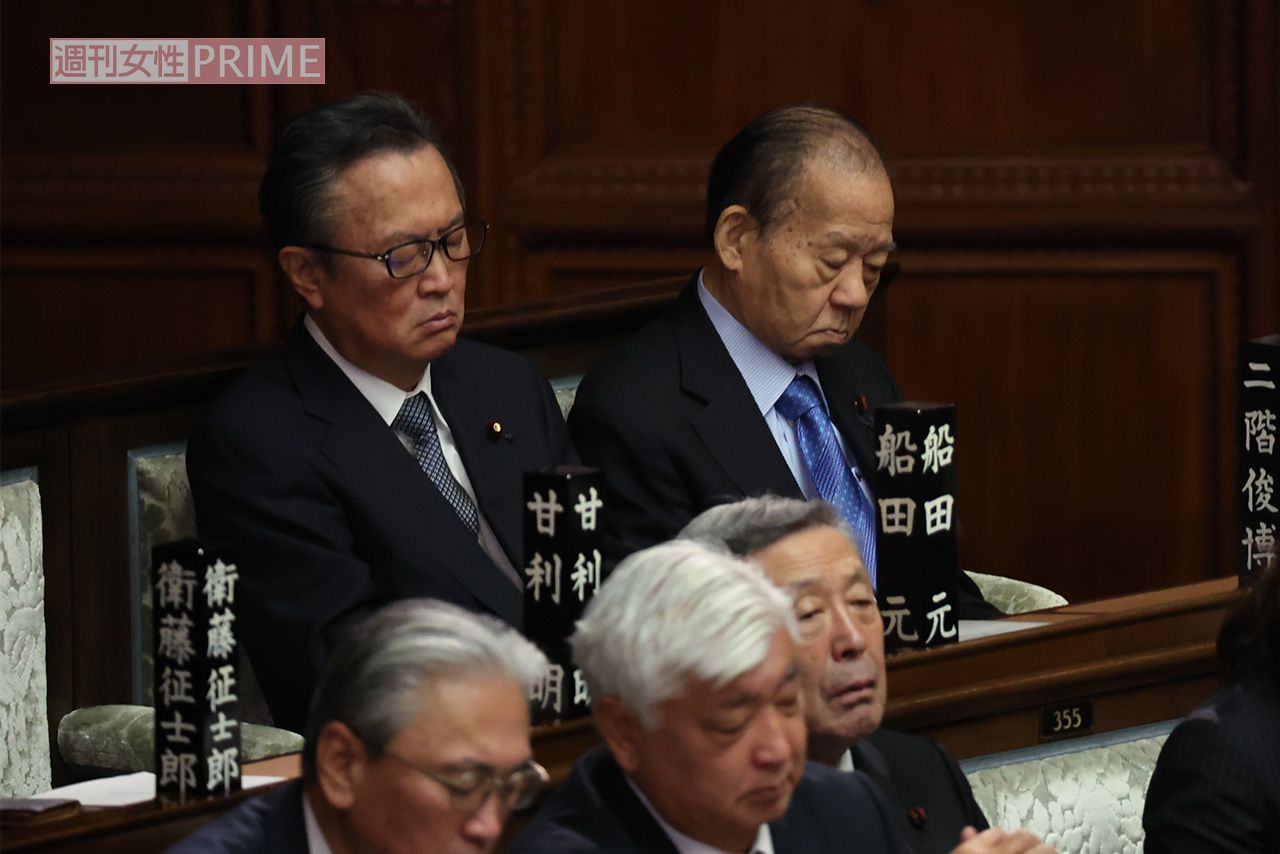 居眠り？をする二階俊博氏と船田元氏