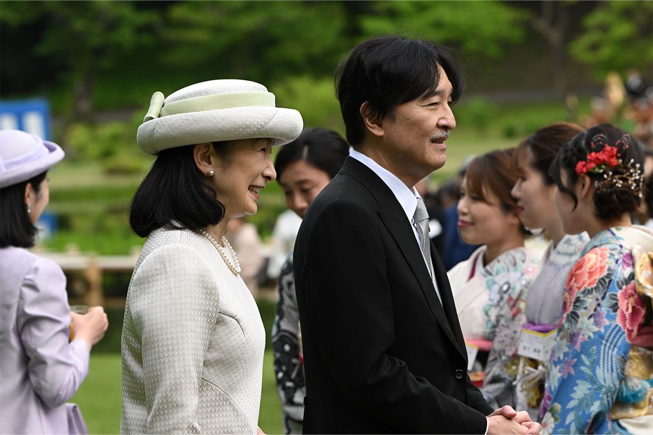 4月17日の園遊会では、秋篠宮ご夫妻が夫婦で話される場面が多かった
