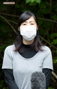 報道陣に対応する小倉とも子さん