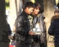 山下智久、主演 ドラマのロケ現場でひとり佇む