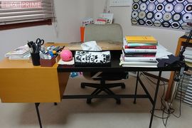 仕事用の机を拝見! デスクはすっきり!　アシスタントは4名いて、うち2名がデジタルの対応をしてくれているそう