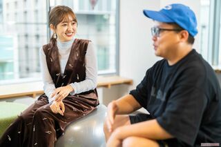 放送作家・澤井直人（右）と菊地亜美　撮影／佐藤靖彦