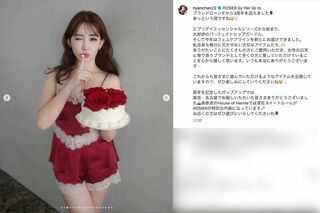 自身がプロデュースするブランドのランジェリー姿を披露した小嶋陽菜（本人のインスタグラムより）