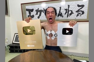 チャンネル登録者が100万人を超え、金の再生ボタンが贈呈されたときの江頭2：50（『エガちゃんねる』より）