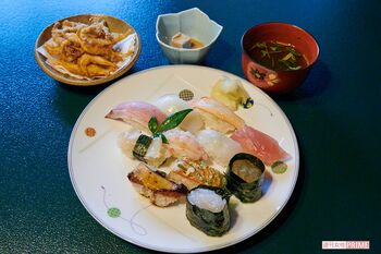 「富山湾鮨セットクーポン」でいただいた富山湾鮨。『写楽』では、九谷焼のお皿で提供。白えびは、塩が振ってあるので、そのまま食べられる　撮影／山田智絵