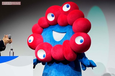 大阪万博『ミャクミャク』蜷川実花コラボのステッカーがメルカリで価格高騰の一方「毒々しい」デザイン賛否