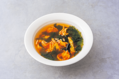わかめとキムチのスープ（料理考案・調理／柳井泉　撮影／有光こうじ写真事務所）
