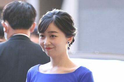 佳子さま「真っ赤な花柄ドレス」で見せた気品、「琵琶湖ブルーのドレス」も愛用するブランドで見せる“着こなし術”