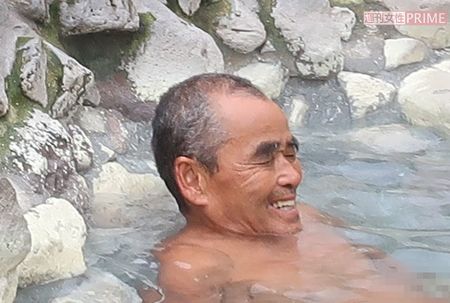 温泉につかっている尾畠さんは夢見気分の表情（※画像は一部加工、本人の許可を得て撮影しています）