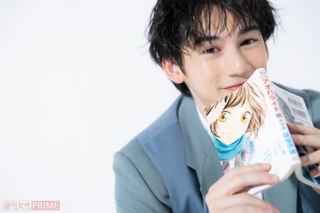 少女漫画のなかでも、忘れられない相手を追いかける女子高生を描いた『アオハライド』が一番好きだというパース・ナクン　撮影／矢島泰輔　ヘアメイク／JHUNTAKAYAMA　スタイリスト／齋藤良介RYOSUKESAITO